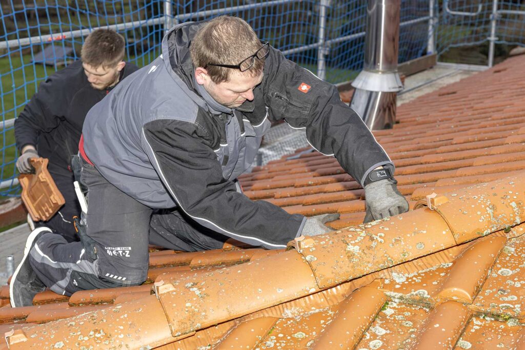 Dacharbeiten zur Vorbereitung der Montage einer Solaranlage